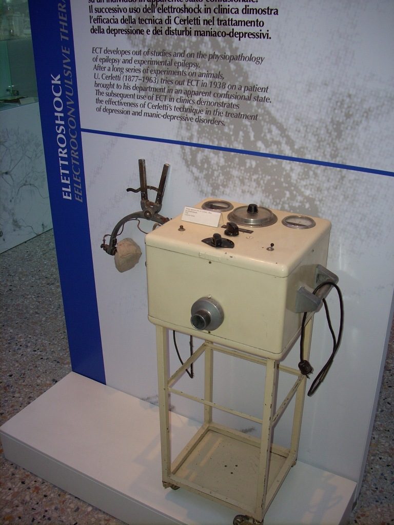 Cerletti's First Elettroshock Apparatus, Museo Storia della Medicina, Rome - 2.JPG